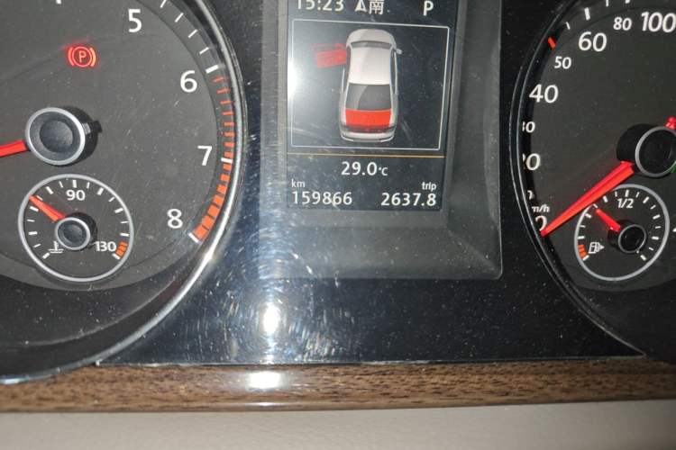Used Volkswagen Magotan 2015 2.0 TSI Prestige Model Odometer Close Up