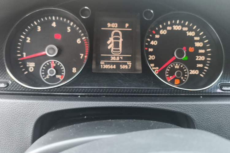 Used Volkswagen Magotan 2015 2.0 TSI Luxury Model Odometer Close Up