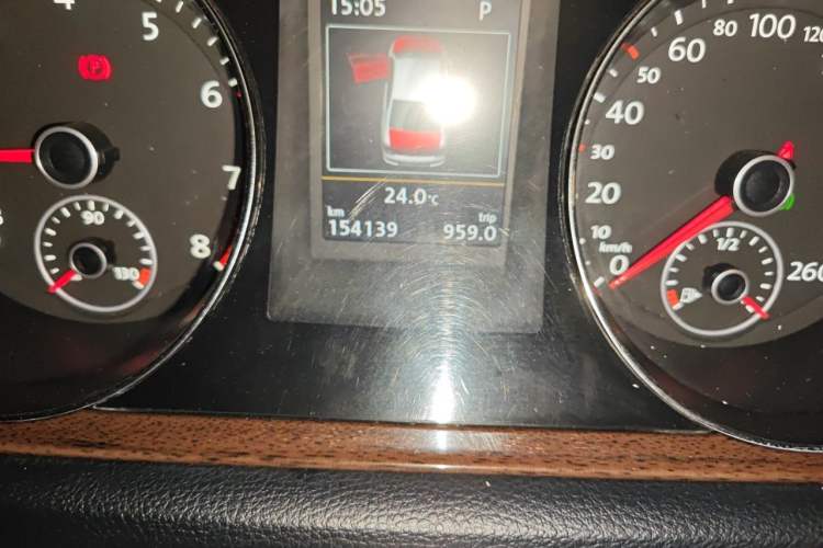Used Volkswagen Magotan 2015 Revised Version 2.0 TSI Prestige Edition Odometer Close Up