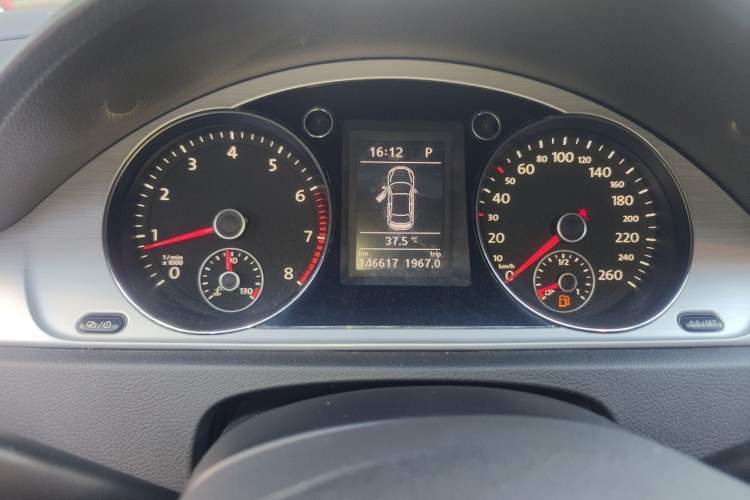 Used Volkswagen Magotan 2015 1.8TSI Advanced Model Odometer Close Up