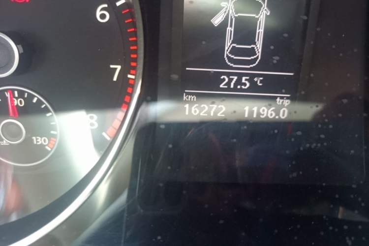 Used Volkswagen Magotan 2015 2.0 TSI Luxury Model Odometer Close Up