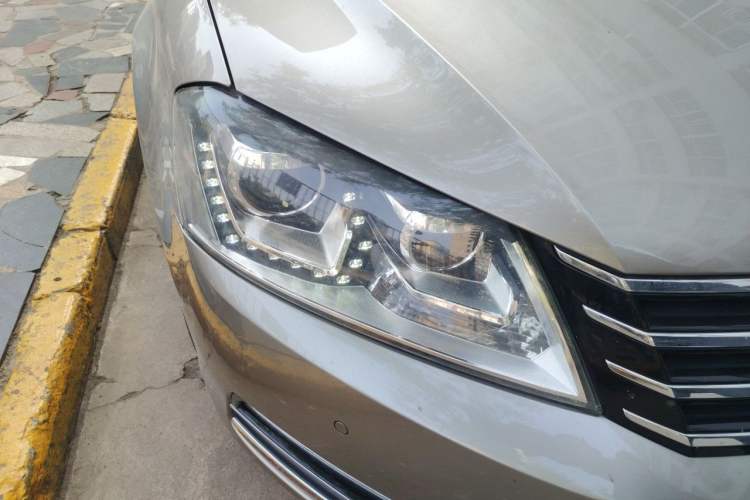 Used Volkswagen Magotan 2015 Travel Edition 2.0 TSI Comfort Version Right Front Headlight