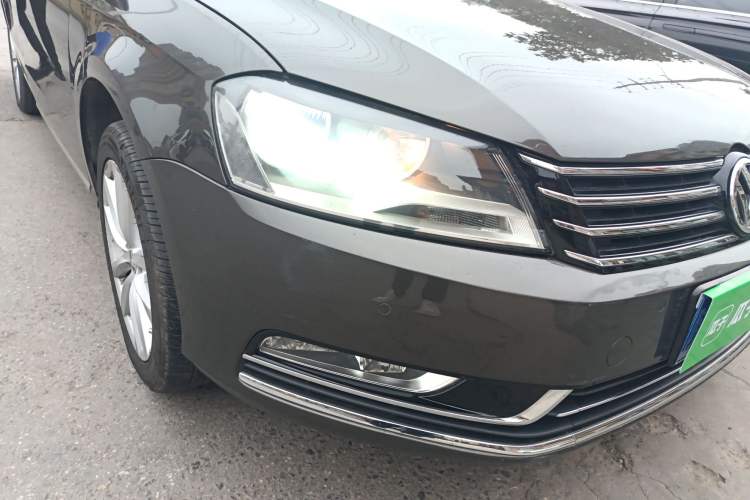 Used Volkswagen Magotan 2015 Travel Edition 2.0 TSI Comfort Version Right Front Headlight
