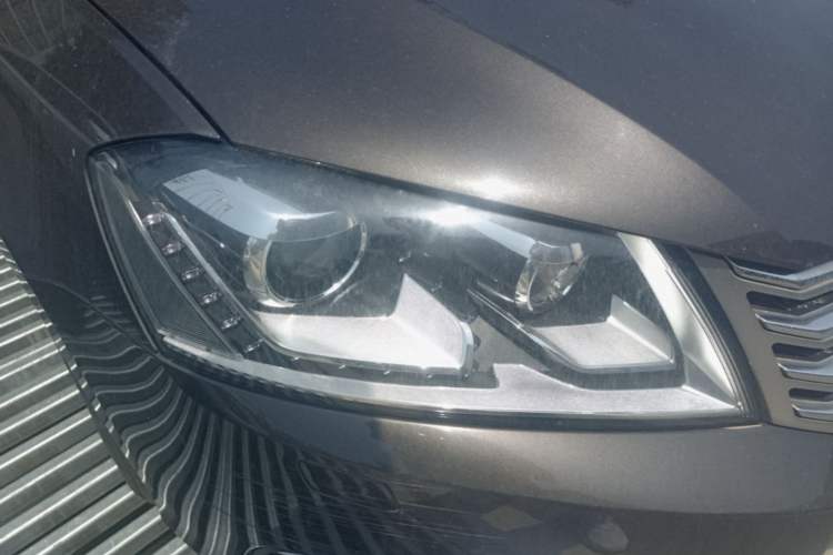 Used Volkswagen Magotan 2015 2.0 TSI Luxury Model Right Front Headlight