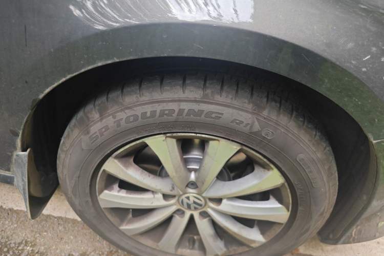 Used Volkswagen Magotan 2015 Revised Version 2.0 TSI Luxury Edition Right Front Wheel Hub