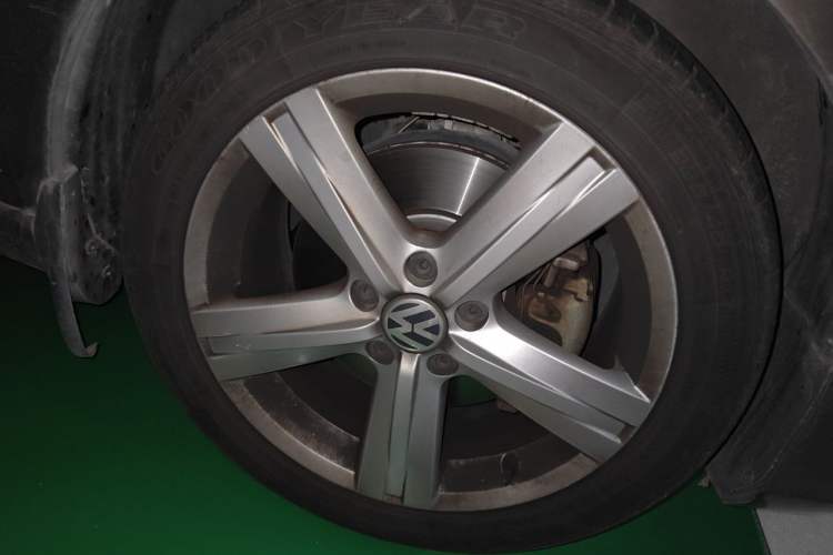 Used Volkswagen Magotan 2015 2.0 TSI Prestige Model Right Front Wheel Hub