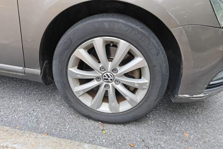 Used Volkswagen Magotan 2015 Facelift 1.8TSI Luxury Model Right Front Wheel Hub