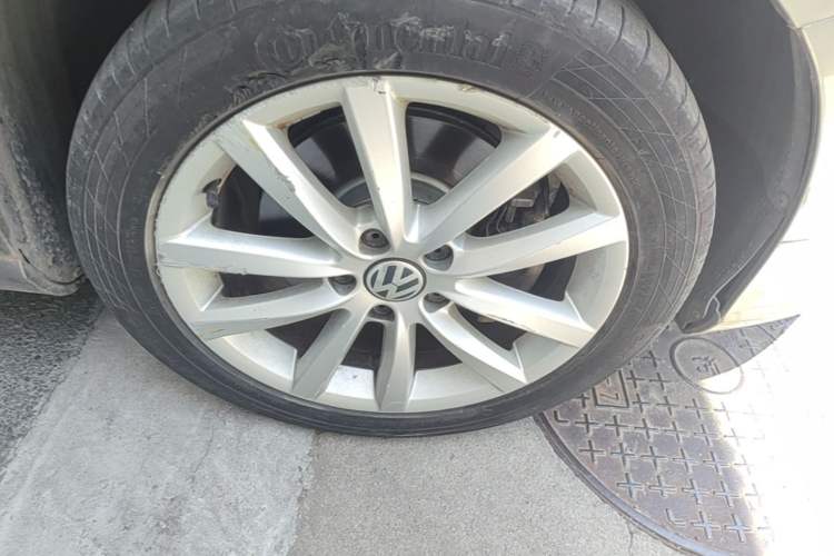 Used Volkswagen Magotan 2015 Travel Edition 2.0 TSI Comfort Version Right Front Wheel Hub