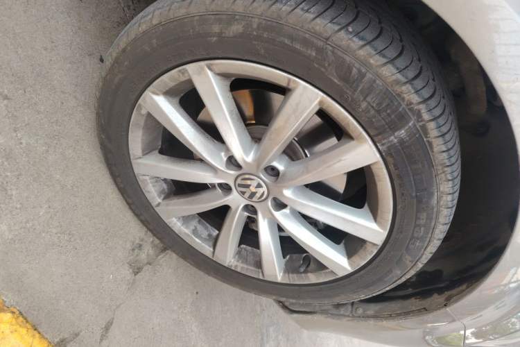 Used Volkswagen Magotan 2015 Travel Edition 2.0 TSI Comfort Version Right Front Wheel Hub
