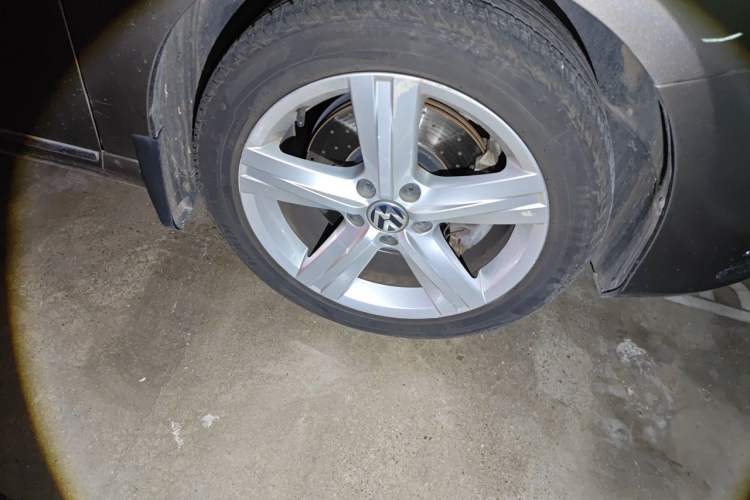 Used Volkswagen Magotan 2015 Revised Version 2.0 TSI Prestige Edition Right Front Wheel Hub