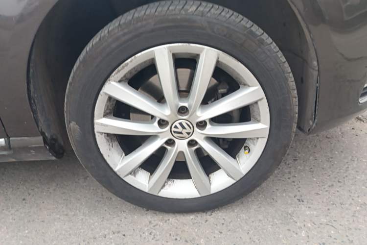 Used Volkswagen Magotan 2015 Travel Edition 2.0 TSI Comfort Version Right Front Wheel Hub