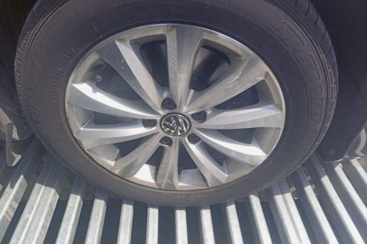 Used Volkswagen Magotan 2015 2.0 TSI Luxury Model Right Front Wheel Hub
