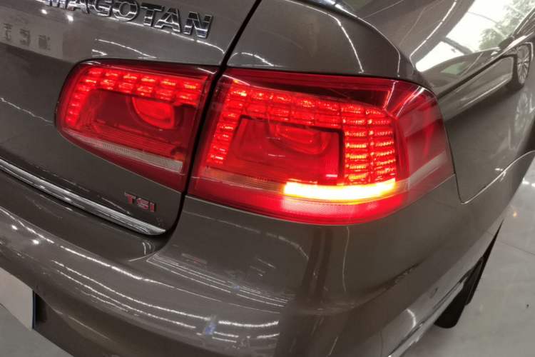 Used Volkswagen Magotan 2015 2.0 TSI Prestige Model Right Rear Taillight