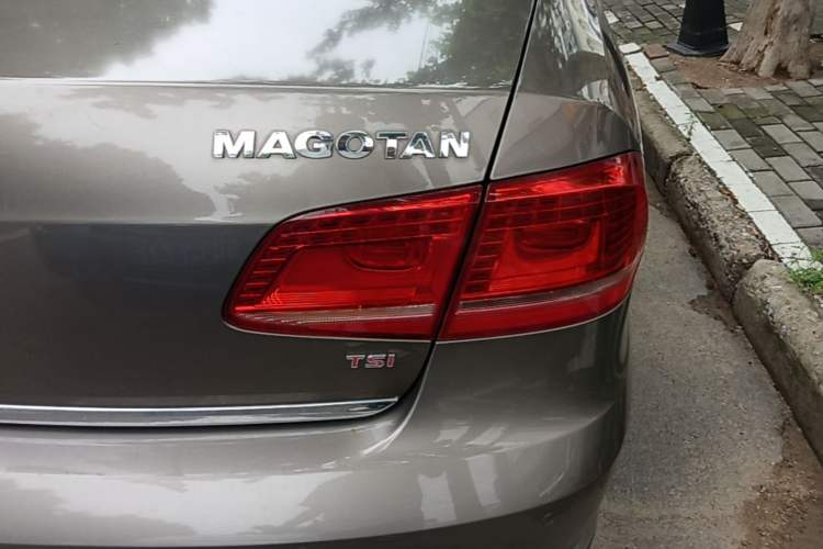 Used Volkswagen Magotan 2015 Revised Version 2.0 TSI Luxury Edition Right Rear Taillight