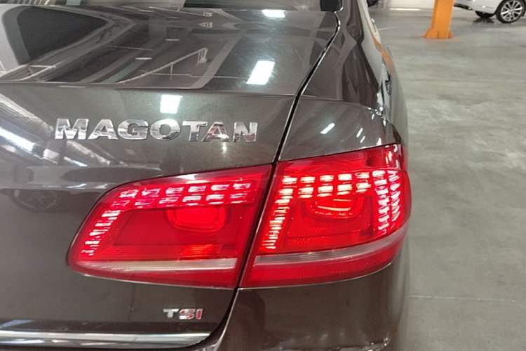 Used Volkswagen Magotan 2015 1.8TSI Luxury Model Right Rear Taillight