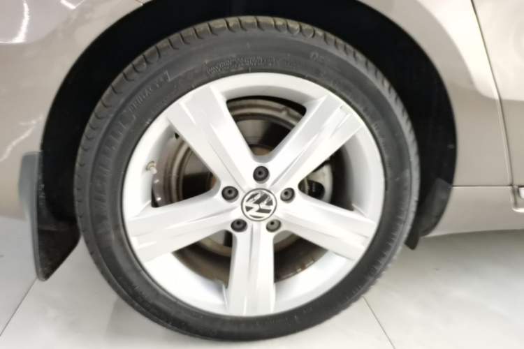 Used Volkswagen Magotan 2015 2.0 TSI Prestige Model Right Rear Wheel Hub