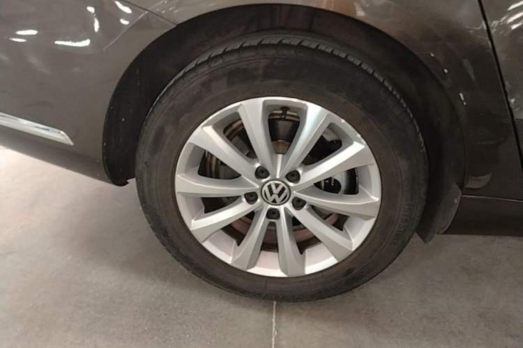 Used Volkswagen Magotan 2015 1.8TSI Luxury Model Right Rear Wheel Hub