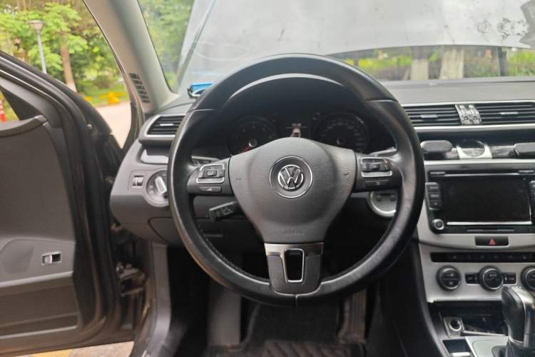 Used Volkswagen Magotan 2015 Revised Version 2.0 TSI Luxury Edition Steering Wheel