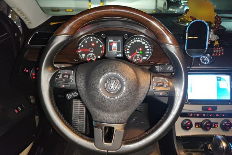 Used Volkswagen Magotan 2015 Revised Version 2.0 TSI Prestige Edition Steering Wheel