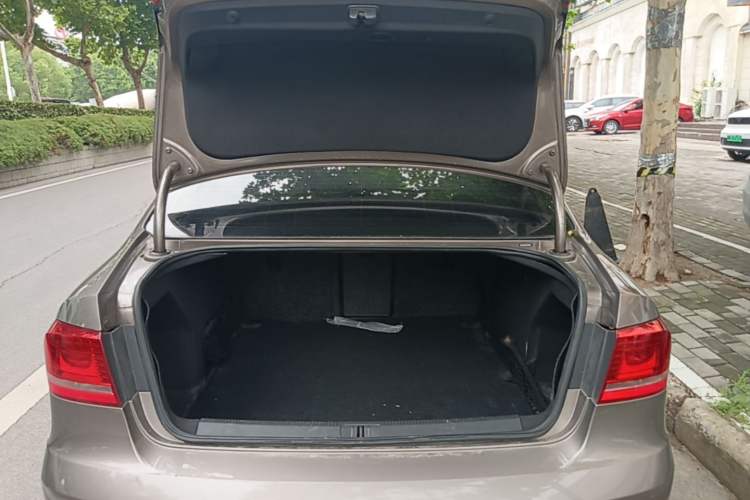 Used Volkswagen Magotan 2015 Revised Version 2.0 TSI Luxury Edition Trunk