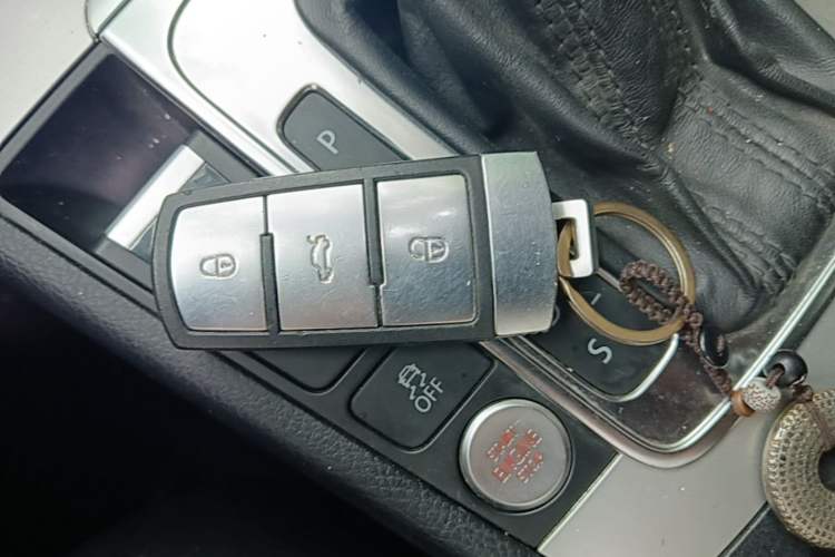 Used Volkswagen Magotan 2015 Revised Version 2.0 TSI Luxury Edition Vehicle Key