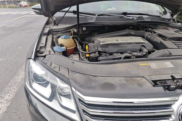 Used Volkswagen Magotan 2015 1.8TSI Prestige Model Engine Bay Right