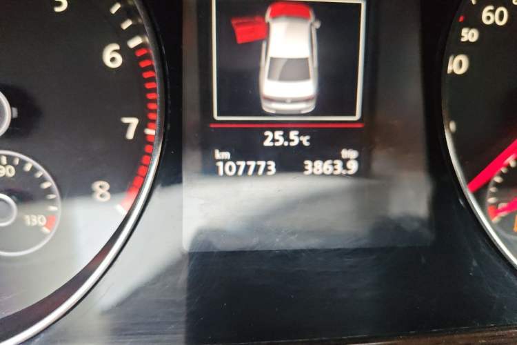 Used Volkswagen Magotan 2015 1.8TSI Prestige Model Odometer Close Up