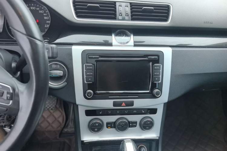 Used Volkswagen Magotan 2015 Facelift 1.8TSI Luxury Model Audio And AC Panel