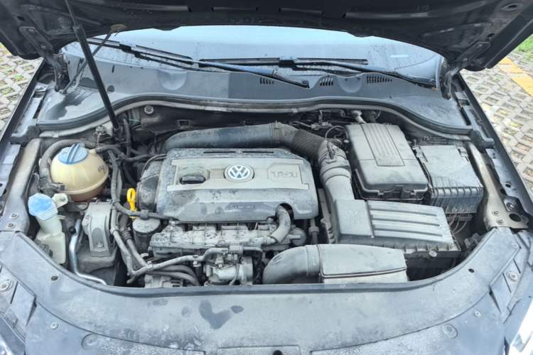 Used Volkswagen Magotan 2015 Facelift 1.8TSI Luxury Model Engine Bay