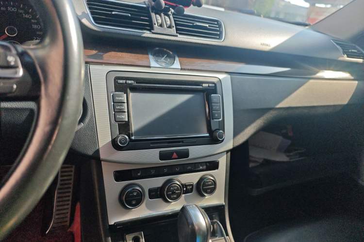 Used Volkswagen Magotan 2015 Revised 1.8TSI Prestige Version Audio And AC Panel