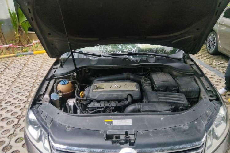 Used Volkswagen Magotan 2015 1.8TSI Luxury Model Engine Bay