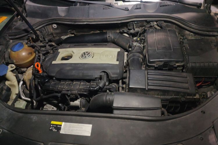 Used Volkswagen Magotan 2015 1.8TSI Luxury Model Engine Bay