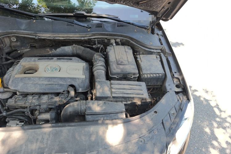 Used Volkswagen Magotan 2015 1.8TSI Luxury Model Engine Bay Left
