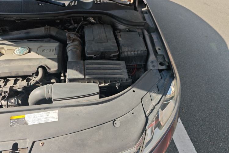 Used Volkswagen Magotan 2015 Revised 1.8TSI Prestige Version Engine Bay Left