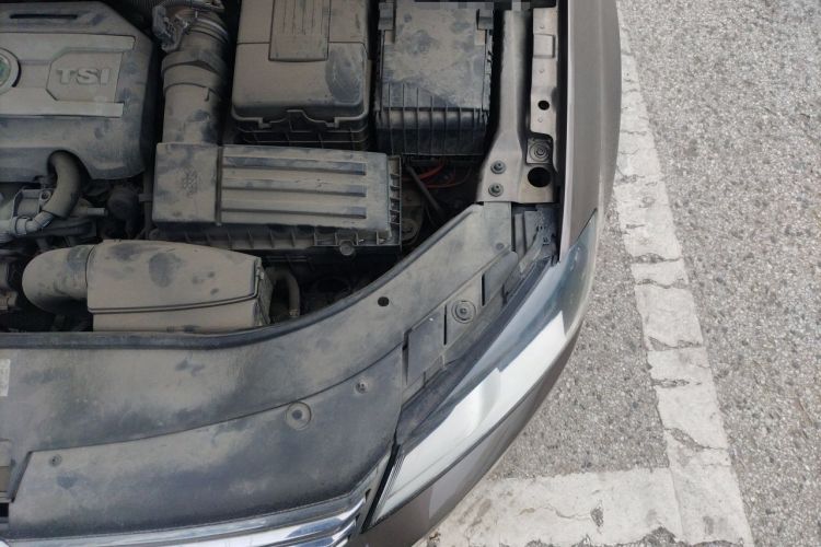 Used Volkswagen Magotan 2015 1.8TSI Advanced Model Engine Bay Left