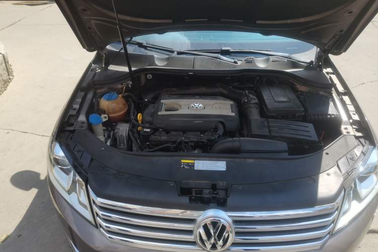 Used Volkswagen Magotan 2015 1.8TSI Prestige Model Engine Bay Right