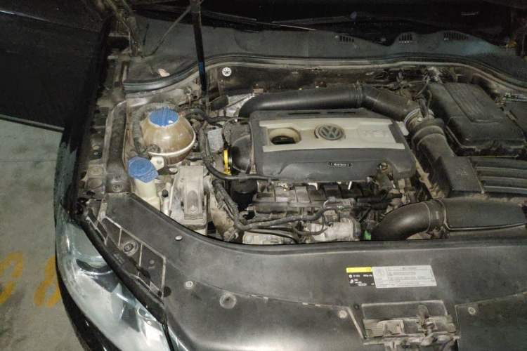 Used Volkswagen Magotan 2015 1.8TSI Luxury Model Engine Bay Right