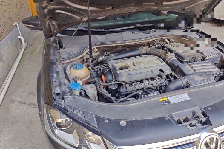 Used Volkswagen Magotan 2015 1.8TSI Prestige Model Engine Bay Right