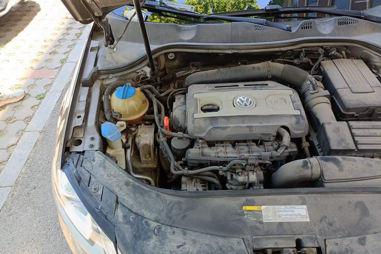 Used Volkswagen Magotan 2015 1.8TSI Prestige Model Engine Bay Right