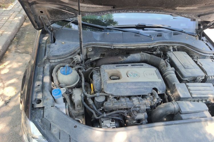 Used Volkswagen Magotan 2015 1.8TSI Luxury Model Engine Bay Right