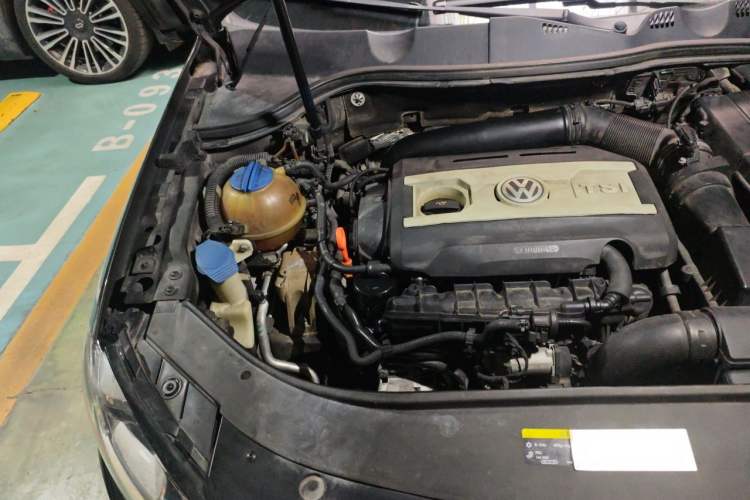 Used Volkswagen Magotan 2015 1.8TSI Luxury Model Engine Bay Right