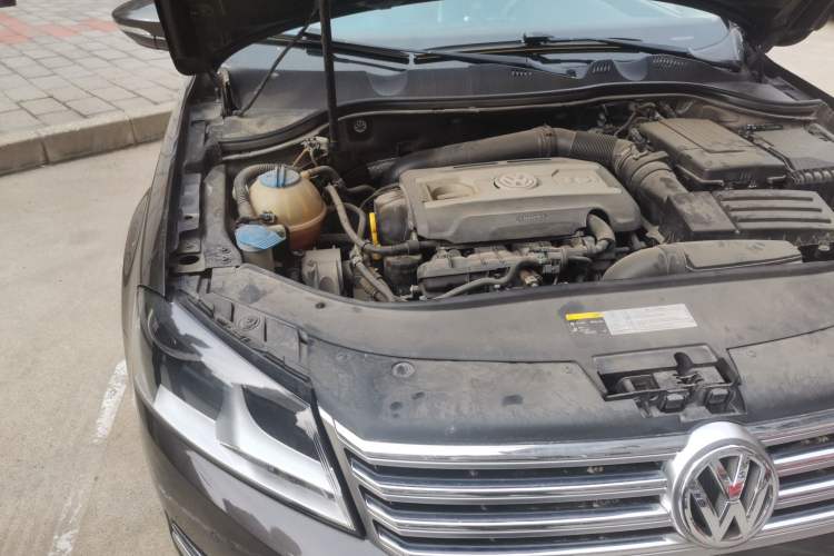 Used Volkswagen Magotan 2015 1.8TSI Advanced Model Engine Bay Right