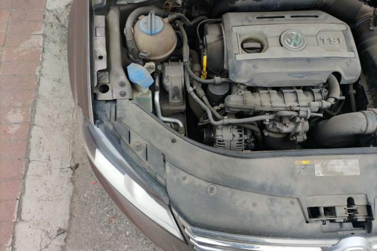 Used Volkswagen Magotan 2015 1.8TSI Advanced Model Engine Bay Right