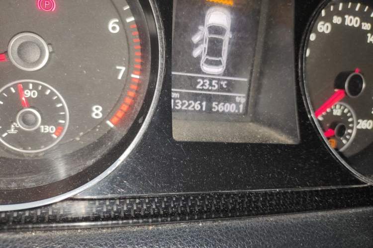 Used Volkswagen Magotan 2015 1.8TSI Luxury Model Odometer Close Up