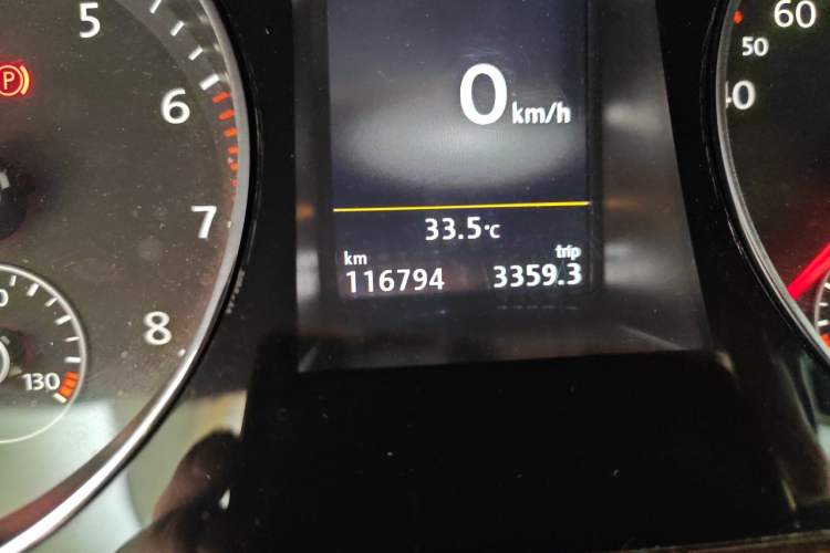 Used Volkswagen Magotan 2015 1.8TSI Prestige Model Odometer Close Up