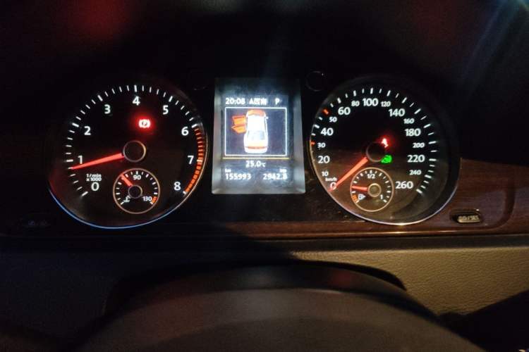 Used Volkswagen Magotan 2015 1.8TSI Prestige Model Odometer Close Up