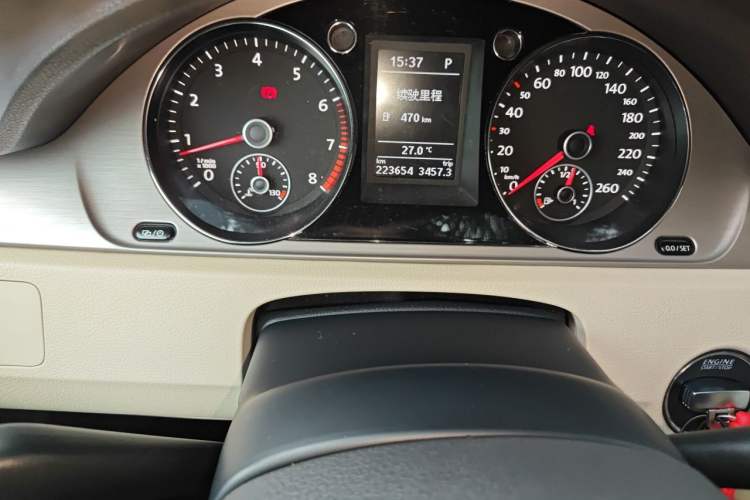 Used Volkswagen Magotan 2015 1.8TSI Advanced Model Odometer Close Up