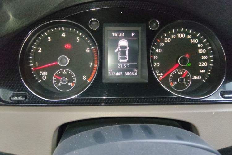 Used Volkswagen Magotan 2015 1.8TSI Luxury Model Odometer Close Up