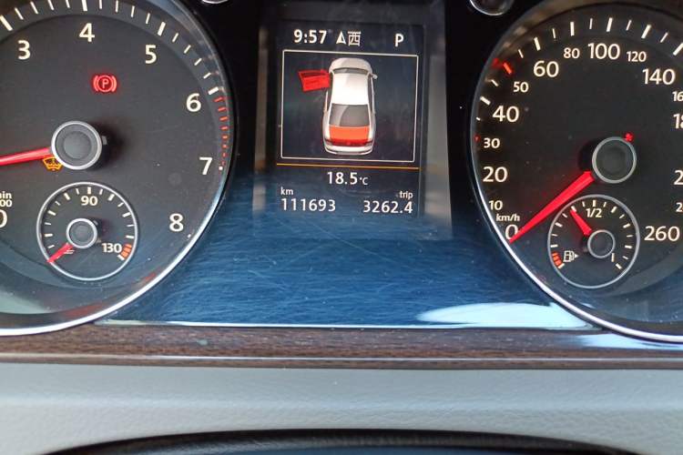 Used Volkswagen Magotan 2015 1.8TSI Prestige Model Odometer Close Up