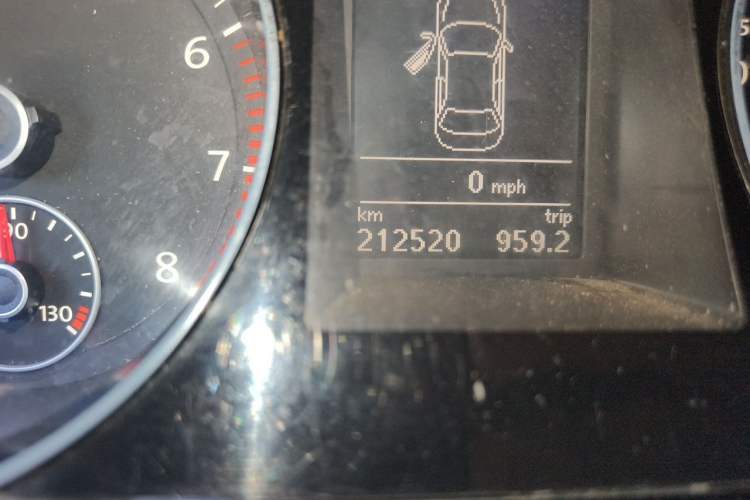 Used Volkswagen Magotan 2015 1.8TSI Luxury Model Odometer Close Up